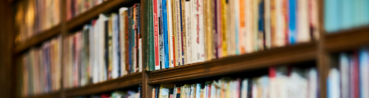 Bücher in einem Bücherregal